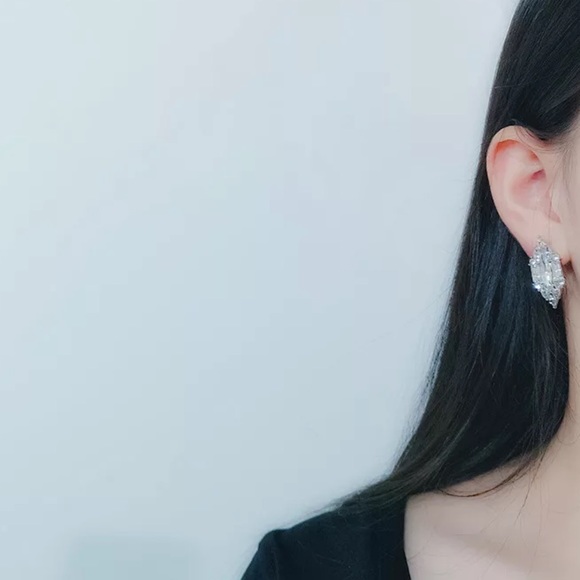 💎 Delicate Shiny Geometric Drop Earrings 💎 - Picture 2 of 3